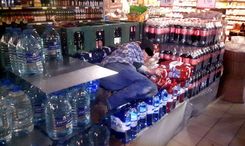 Tukumā bezpajumtnieks ielaužas veikalā, padzeras un aizmieg turpat uz dzērienu kastēm