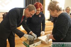 Tukuma Raiņa ģimnāzijā atvērta pirms 50 gadiem ievietotā kapsula /FOTO/