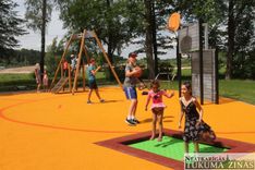 Tukuma pilsētas parkā atklāts rotaļlaukums /FOTO/