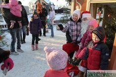 Tukumā Ziemassvētku vecītis kārumus dala