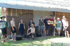 Kā top salmu namiņš