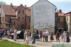 Tukumā svinīgi atklāj Imanta Ziedoņa sienu