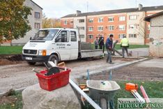 Slampes centrā pamazām sāk risināt lietavu problēmu – milzu peļķi