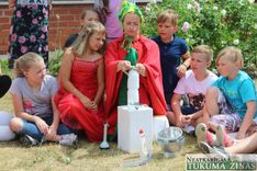 Slampē bērni pēta vidi un bauda vasaru