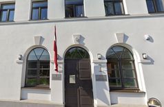 Smārdē vīrietis norauj valsts karogu