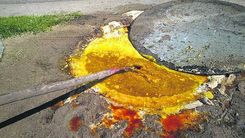 «Tukuma Straume» kanalizācijas aku saturu izlej savā teritorijā /VIDEO/