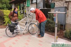 Tukumā uzstādīti bezmaksas velosipēdu apkopes stendi