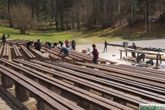 Pašvaldības darbinieki talkas laikā krāso estrādes solus