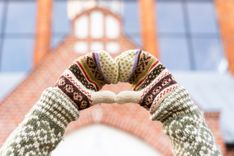 "Tavi draugi" un "Latvijas Pasts" uzsāk adījumu akciju Ukrainas karavīru atbalstam