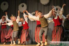 Deju kolektīvu «Trakā kaza» atkal lec Engurē /FOTO/