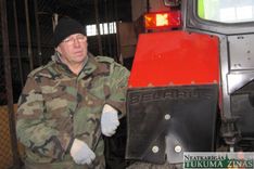 Traktorists, kas Lapmežciemā rūpējas par tīrību pludmalē un izbraucamām ielām