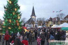 Tukumā iemirdzas lielā svētku egle! /FOTO/