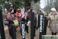 Represēto piemiņas brīdis pie dzelzceļa stacijas «Tukums II» /FOTO/