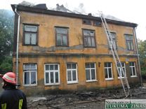 Tukumā, mājā Lielajā ielā izdeg vairāki dzīvokļi /FOTO; papildināts 11:30/