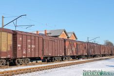 Kāpēc Latvijas dzelzceļa stacijās stāv vairāki tūkstoši preču vagoni?