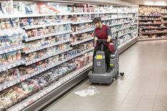 Dažādi grīdas segumi lielās telpās: kā izvēlēties piemērotu mazgāšanas iekārtu?