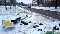 Kandavā autovadītājs, izvairoties no sadursmes ar citu auto, uzbrauc luksoforam