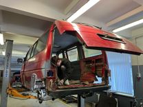 Kandavas Lauksaimniecības tehnikuma automehāniķi  remontē mikroautobusu, kas tiks nodots Ukrainas aizstāvjiem/FOTO/