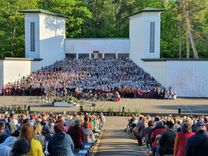 Izskanējis sievu un vīru koru koncerts 'Divi Doti' Durbes estrādē Tukumā