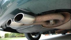 Pilsētas centrā aizdegas auto