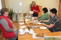 Zantē dāmas cenšas saķert bērnības garšu aiz astes