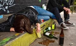 Atbalsta izmaiņas administratīvajos sodos alkohola ierobežošanai jauniešu vidū