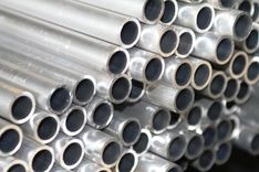 Iebrauc sienā un zog caurules