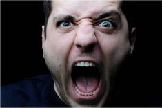 Vīrietis ārdās pie policijas iecirkņa un saņem sodu