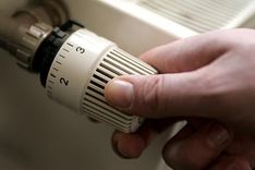 Piektā daļa Latvijas iedzīvotāju šosezon nespēšot samaksāt apkures rēķinus