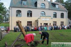 Apšuciema skola svin 95. dzimšanas dienu /FOTO/