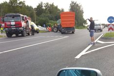 Sadursmē ar traktoru iet bojā auto vadītājs; citviet sadursmē ar traktoru autovadītājs nogādāts slimnīcā