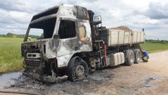 Kandavā saindējas ar alkoholu, Slampē sadeg auto