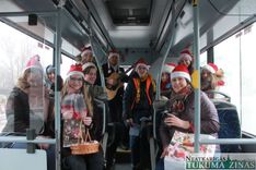 Tukumniekus priecē autobusā dziedošie Ziemsvētku rūķi