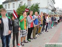 Tukuma novada skolu skolēni sadodas rokās Baltijas ceļā /FOTO/