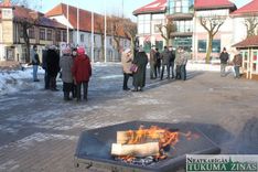 Barikāžu atcere pie ugunskuriem Tukuma centrā /FOTO/