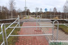 Uz dzelzceļa pārejas izzāģētās koka barjeras nomaina metāla nožogojums