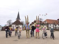 Zaķu ģimene sāk ceļojumu Tukuma ielās