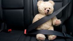 Vānē mašīnai ietriecoties kokā, bojā gājis bērns