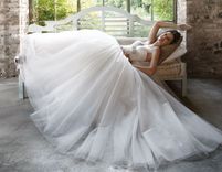 Mežģīnes, kristāli un lentītes – kāzu kleitu modes skatē