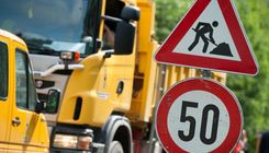 Autovadītāju ievērībai: plānojot brīvdienu braucienus, jārēķinās ar ceļu remontdarbiem un papildu laiku ceļam