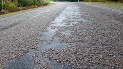 Kad akmeņi pa gaisu un bojāti auto