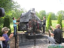 Atklāj atjaunoto pieminekli Viktoram Cojam