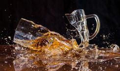 Piedzēries vīrietis ārdās kafejnīcās