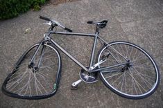 Zentenē sieviete uzbrauc velosipēdistei un iebrauc stabā