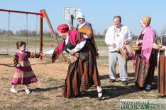 Lieldienu Zaķis satiek Vienības ļaudis