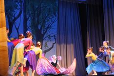 Kandavas deju skola svētkos iestudē Īkstīti