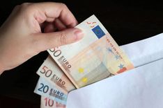 Uzsākts kriminālprocess par aplokšņu algu izmaksu