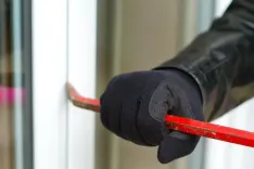 Valsts policija aizturējusi zagļus, kas paviesojušies mājokļos Dobelē un Tukumā