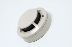 Aicina dzīvojamās mājas aprīkot ar dūmu detektoriem