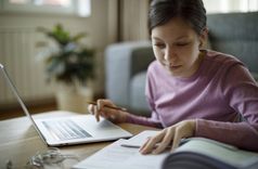 Vidusskolēni aicināti pieteikties tiešsaistes erudīcijas spēlei “Grindeks” Prāta turnīrs